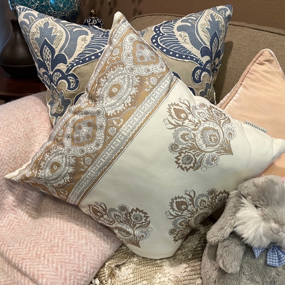 Indoor/Outdoor Neutral Pillow - Picture 4 of 5